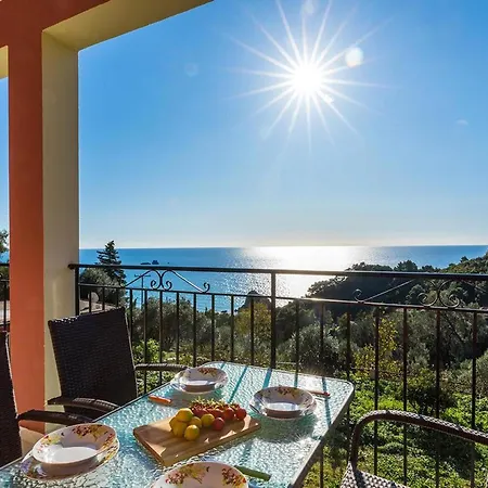 Pool With Panoramic View דירה
